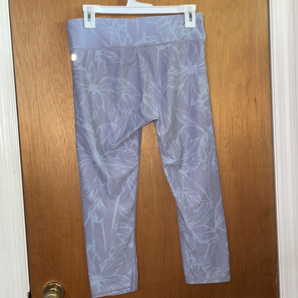 •FABLECTICS•LIGHT GRAY FLORAL HIGH WAISTED SKINNY CAPRI LEGGINGS SIZE MEDIUM EUC - Picture 7 of 7